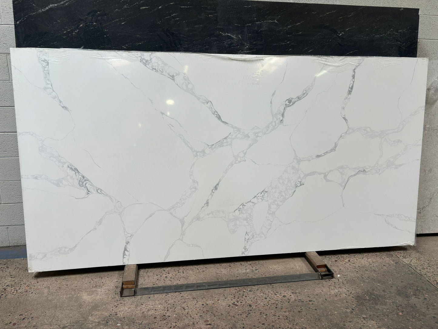 beautiful white quartz slab with thick gray veins. Quartz countertops in Glendale.