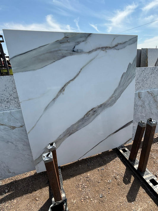 Marble Look Quartz. White quartz with massive beautiful veins. Quartz remnants in Glendale.